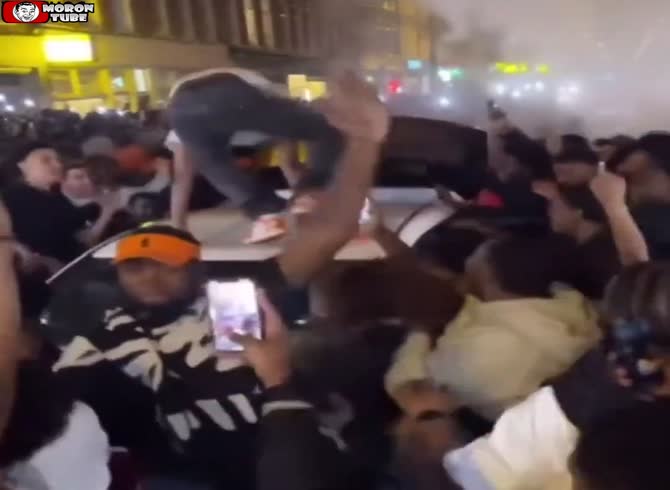 Video :They scale a police vehicle - King's Day in Amsterdam ends in chaos